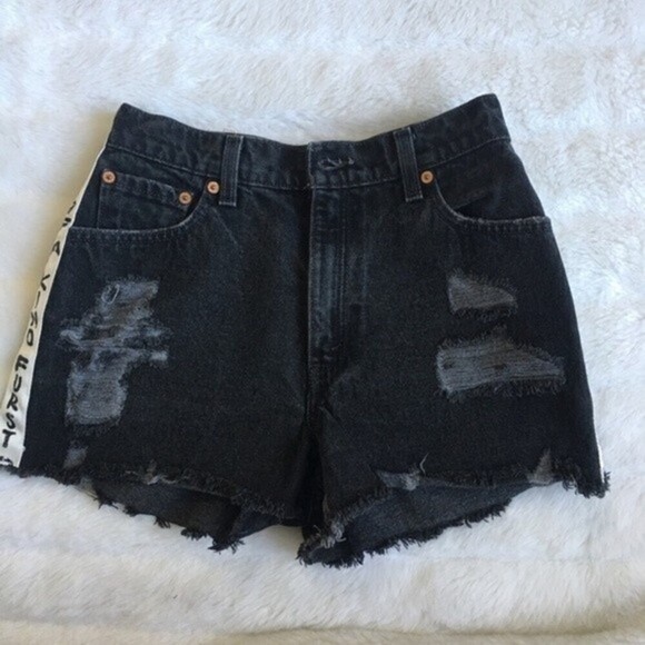 VINTAGE Levi’s Shorts - Picture 1 of 5